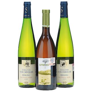 3 botellas de Vinos Blancos de Francia y España. Consta de Domaines Schlumberger. Cosecha 2009 y Ametza. Cosecha 2010.