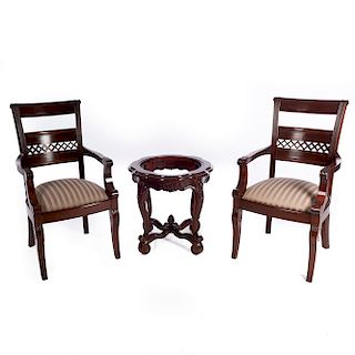 Estancia. SXX. En talla de madera. Consta de: mesa con cubierta circular, chambrana en "X" y par de sillas con tapicería lineal beige.