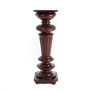 Pedestal. Siglo XX. En talla de madera enchapada. Con cubierta cuadrangular, fuste compuesto y soportes tipo bollo.