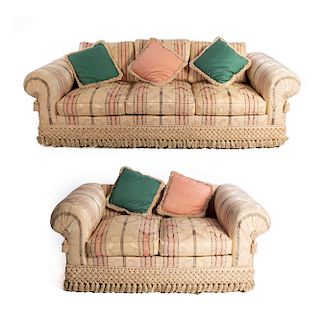 Sofá de 3 plazas y love seat. Siglo XX. Estructura en madera. Con tapicería de diseño lineal en color verde, rosado y beige.