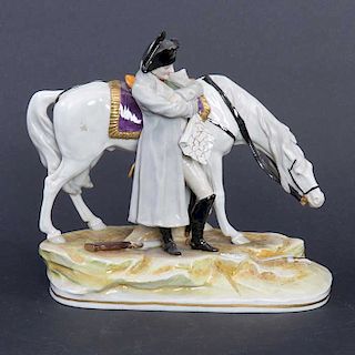 Napoleón y Marengo. Alemania. Siglo XX. Elaborado en porcelana. Acabado brillante. Decorado con esmalte dorado.