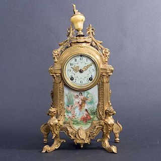 Reloj de chimenea. Francia. Siglo XX. Estilo Luis XV. Elaborado en bronce dorado y porcelana tipo Sevres.