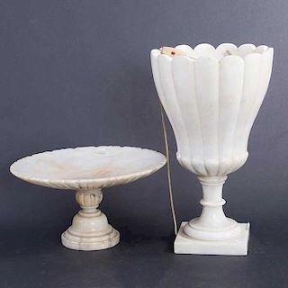 Lámpara de mesa y frutero. Siglo XX. Diseño gallonado. Elaborados en alabastro.