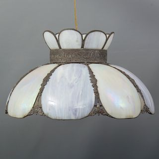Pantalla para lámpara de techo. Siglo XX. Elaborada en vidrio opaco emplomado. Tipo Tiffany. Decorada con elementos orgánicos.