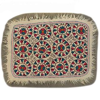 Tapete. India. Siglo XX. Elaborado a mano sobre fibras de lana y kashmir. Decorado con elementos florales y orgánicos.