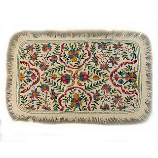 Tapete. India. Siglo XX. Elaborado a mano sobre fibras de lana y kashmir. Decorado con elementos florales y vegetales.