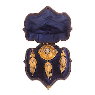 A Ladies Etruscan Revival Brooch & Earrings in 16K