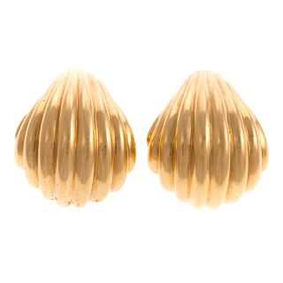 A Pair of Ladies Clip Ridged Earrings in 18K