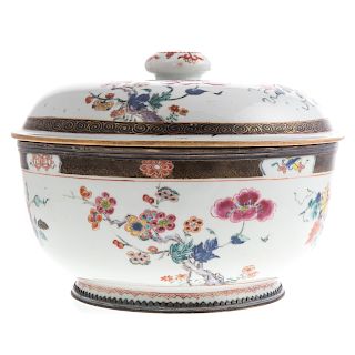 Chinese Export Famille Rose Covered Bowl