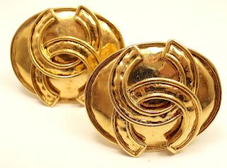 CHANEL VINTAGE FRENCH COUTURE LARGE GOLD TONE CLIP-ON
