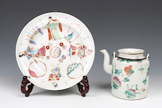 SET OF CHINESE FAMILLE-ROSE PLATE AND TEAPOT