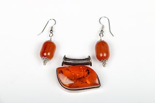 SET OF AMBER EARRINGS AND PENDANT