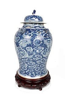 CHINESE BLUE AND WHITE 'DRAGON' JAR WITH COVER, QING 