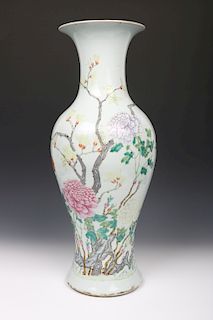 CHINESE FAMILLE-ROSE VASE, LATE QING DYNASTY