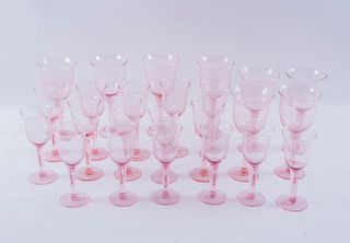 Lote de copas. Siglo XX. Elaboradas en vidrio color rosa. Diseños lisos. Piezas: 43