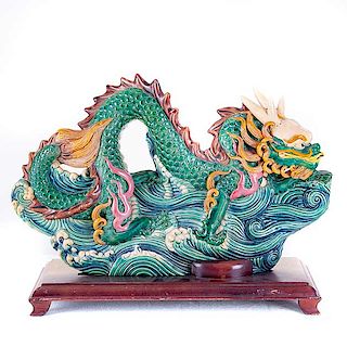 Shenlong*. China, siglo XX. Elaborado en cerámica vidriada y policromada. Con base de madera.