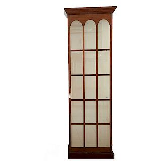 Vitrina. Siglo XX. Estilo Victoriano. Elaborada en madera. Con puerta central abatible de vidrio reticulado, espacio para entrepaños.