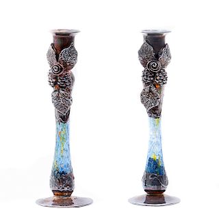 Par de candeleros. Francia, principios del siglo XX. Estilo Art Nouveau. Elaborados en metal plateado y vidrio iridisciente. Piezas: 2