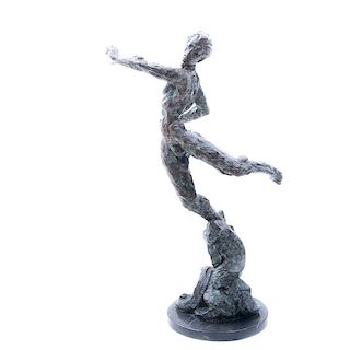 Víctor Gutiérrez. Desnudo masculino. Fundición en bronce patinado. Con base de mármol negro. Firmado y fechado 92.