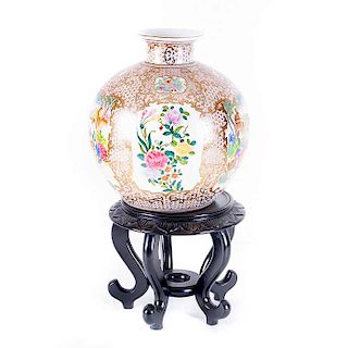 Jarrón. China, siglo XX. Elaborada en cerámica policromada con base de madera. Decorada con escenas de cortejo y motivos orgánicos.