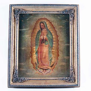 Vírgen de Guadalupe. México, mediados del siglo XX. Óleo sobre tela. Enmarcada en madera tallada con esmalte dorado.