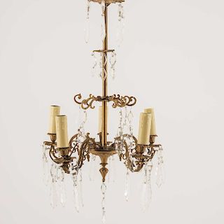 Lámpara de techo. Siglo XX. Elaborada en bronce y cristales facetados.Para 5 luces. Con fuste tubular compuesto,decorada con estriados.