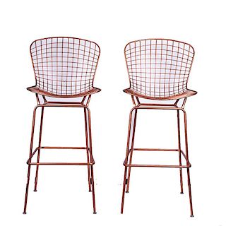 Sobre el diseño de Harry Bertoia. Par de sillas altas. Tipo Side Chairs. Elaboradas en metal laqueado color cobrizo. Piezas: 2