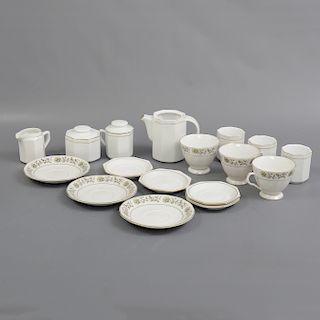 Lote de 2 juegos abiertos para té. China. Siglo XX. Elaborados en porcelana y semiporcelana. Decorados con esmalte dorado.