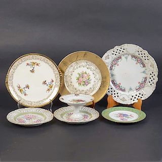 Lote de 6 platos decorativos y frutero. Origen europeo. Siglo XX. Diferentes diseños. Elaborados en porcelana.