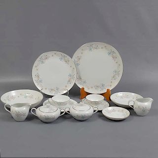 Servicio abierto de vajilla. China. Siglo XX. Elaborada en porcelana Kyoto. Decorado con motivos florales y vegetales en color gris.