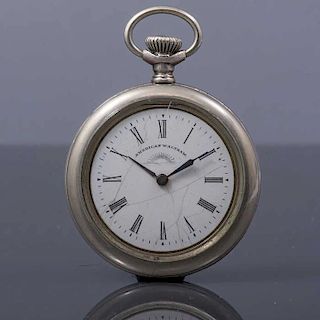 Reloj de bolsillo American Waltham. Movimiento manual. Caja circular en plata de 45 mm. Carátula en color blanco, índices de n...