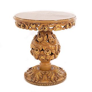 Mesa lateral. Siglo XX. En talla de madera. Con cubierta circular, fuste tipo jarrón y soporte circular. Decorada con motivos florales.