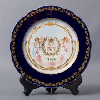 Plato decorativo. Francia. Siglo XIX. Elaborado en porcelana Sevres. Decorado con esmalte dorado, elementos vegetales.