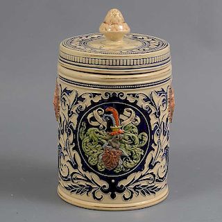 Galletero. Origen oriental. Siglo XX. Elaborado en porcelana. Decorado con heráldica, mascarones y motivos orgánicos.
