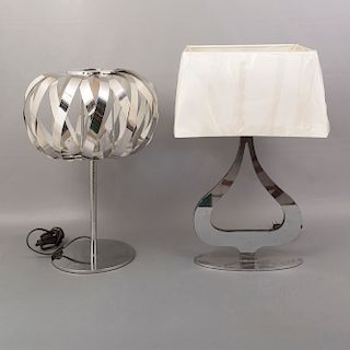 Lote de 2 lámparas de mesa. Siglo XX. Elaboradas en acero. Electrificados para una luz. Una con pantalla de tela color beige.