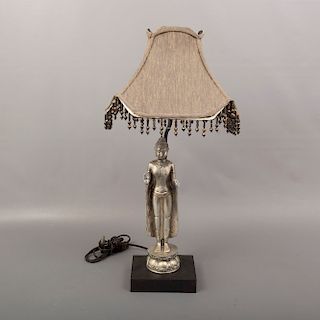 Lámpara de mesa. Siglo XX. Elaborada en resina con recubrimiento metálico. Electrificada para una luz. Decoración del Buda.