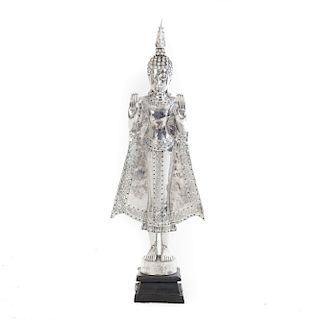 Príncipe Siddharta Gautama (Buda). Origen oriental. Siglo XX. Elaborado en resina plateada. Con base de madera. Decorado con simulantes
