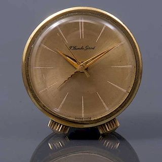 Reloj de buró V. Bueche Girod. Movimiento manuel. Caja circular en acero dorado y esmalte. Carátula dorado.