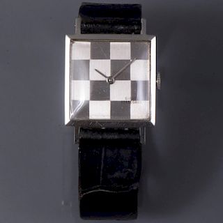 Reloj Girard Perregaux. Movimiento manuel. Caja cuadrada en acero. Carátula color gris. Pulso piel color negro.