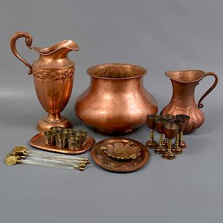 Lote mixto. México. SXX. Elaborado en cobre y cristal. Decorados con elementos prehispánicos. Consta de: 2 jarras, 14 cucharas, otros.