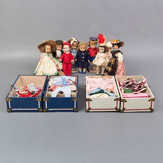 Colección de 9 muñecas. Diferentes orígenes. Siglo XX. Elaboradas en pástico. Con cabello y vestidas. Cuentan con ropa, cama y 2 baúles