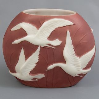 Florero en cristal. Siglo XX. Diseño circular. Decorado con aves y elementos orgánicos sobre fondo vino.