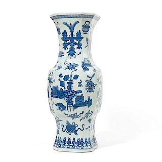 A Chinese blue and white Hundred Antiques vase