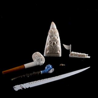 Lote mixto de artículos decorativos. China, siglo XX. Tallas en hueso, resina y porcelana con detalles en azul cobalto, otros. Pzs: 6