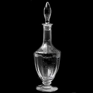 Licorera. Francia, siglo XX. Elaborado en cristal Sevres transparente con tapa. Decorada con gallonados y base circular.