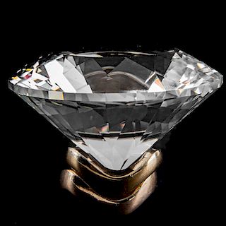 Gema. Austria, siglo XX. Elaborado en cristal Swarovski, con base de metal dorado. Marcado inferior. Con estuche.