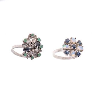 Dos anillos vintage con opalos, zafiros, esmeraldas y diamantes en plata paladio. 7 acentos de esmeraldas. 7 zafiros marquis, 4...