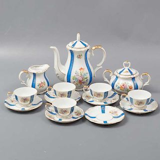 Juego de té. Japón. Siglo XX. Elaborado en porcelana JW. China. Servicio para 5 personas. Decorado con esmalte dorado.