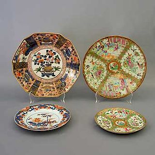 Lote de 4 platos decorativos. Origen oriental. Elaborados en porcelana. Uno estilo Familia rosa. Decorados con esmalte dorado.