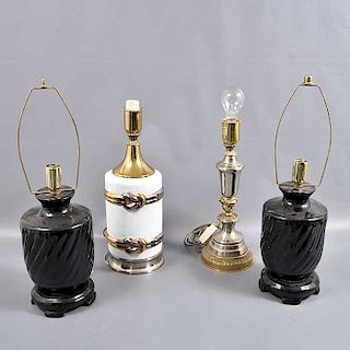 Lote de 4 lámparas de mesa. Siglo XX. Elaboradas en en cerámica y una en metal plateado. Electrificadas para una luz.